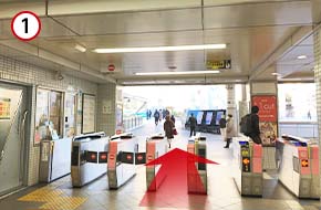 京急本線「横須賀中央駅」東口改札を出ます。